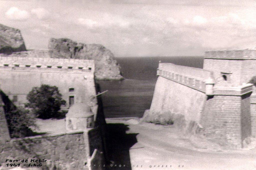 MERS EL KEBIR B DEMIE LUNE ET LE BASTION DU FORT SAINT JACQUES 1961.jpg